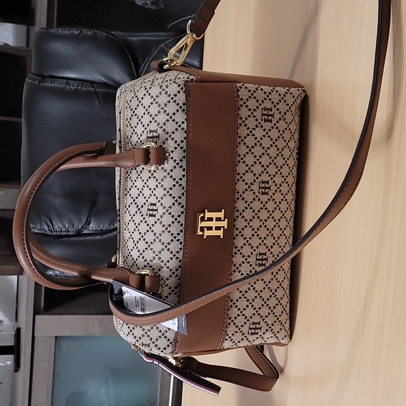 Tommy Hilfiger Mini Duffle - Picture 3 of 3